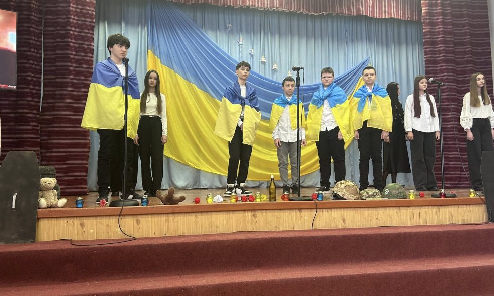 На сцені — діти. А в очах — війна