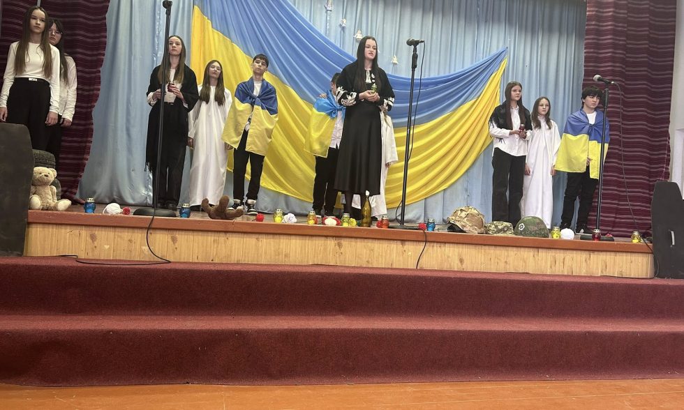 На сцені — діти. А в очах — війна