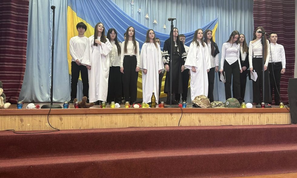 На сцені — діти. А в очах — війна