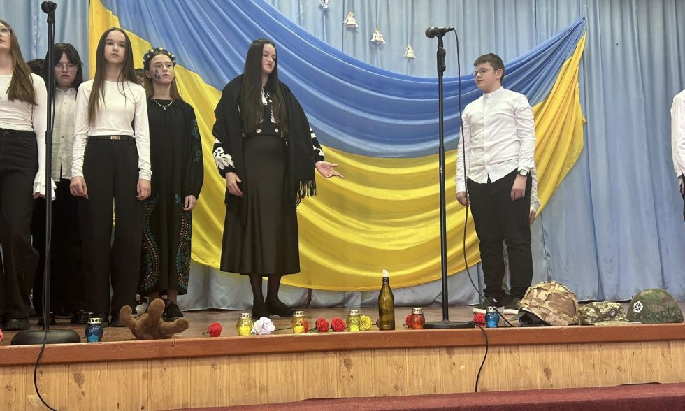 На сцені — діти. А в очах — війна