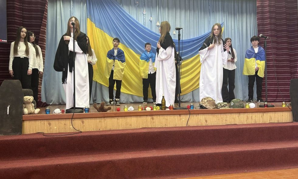 На сцені — діти. А в очах — війна