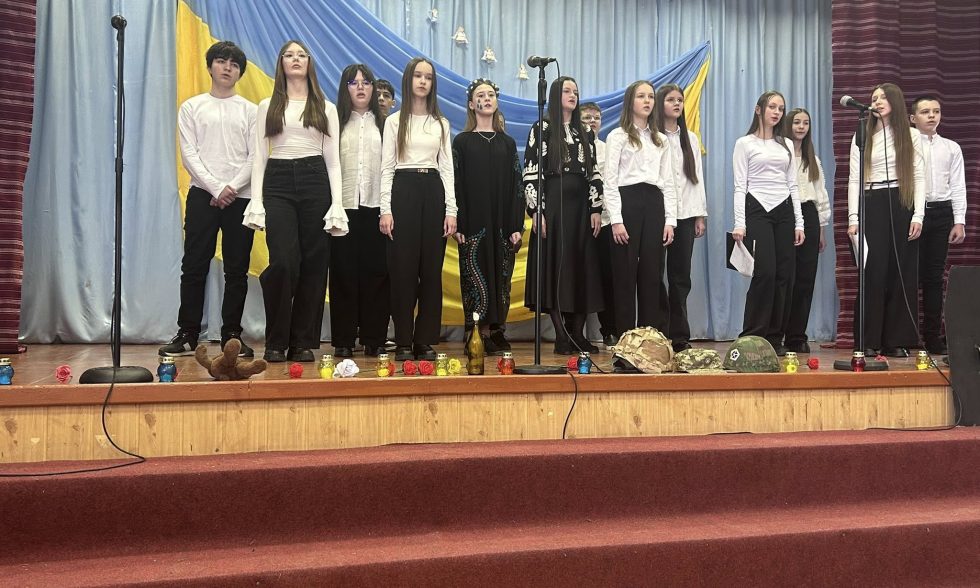 На сцені — діти. А в очах — війна