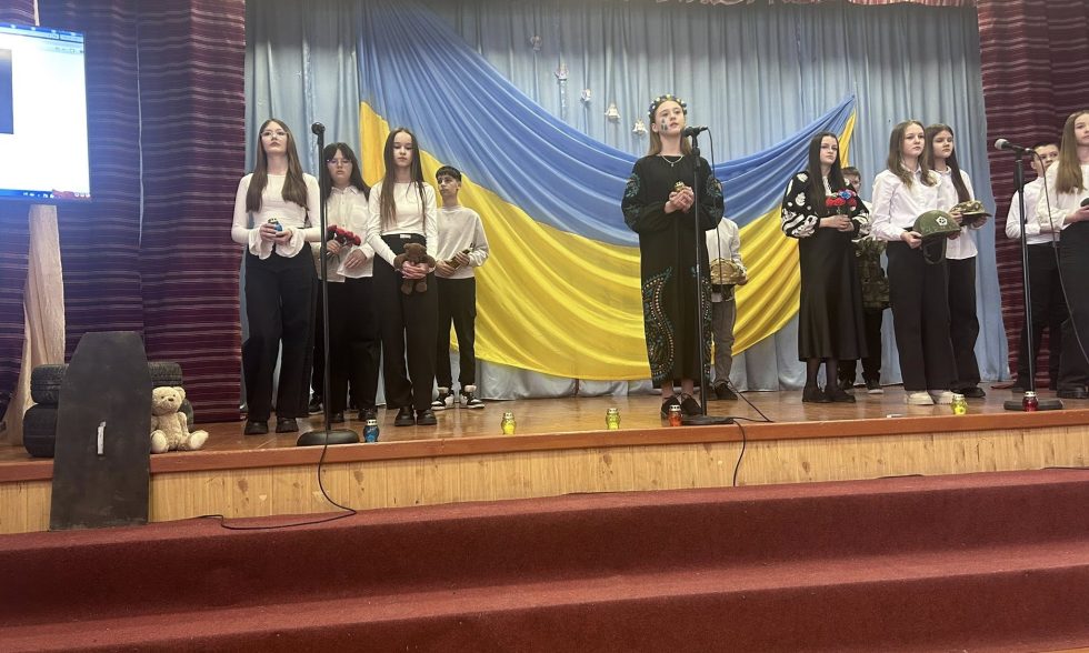 На сцені — діти. А в очах — війна