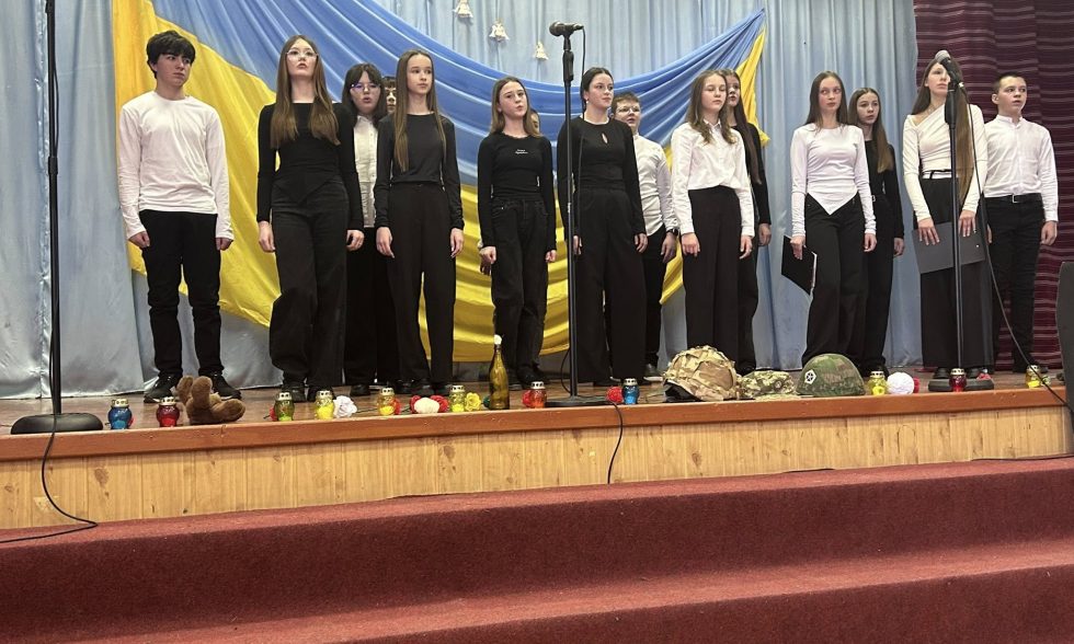 На сцені — діти. А в очах — війна