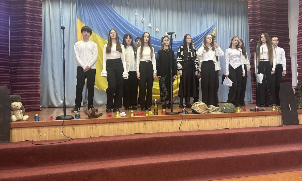 На сцені — діти. А в очах — війна